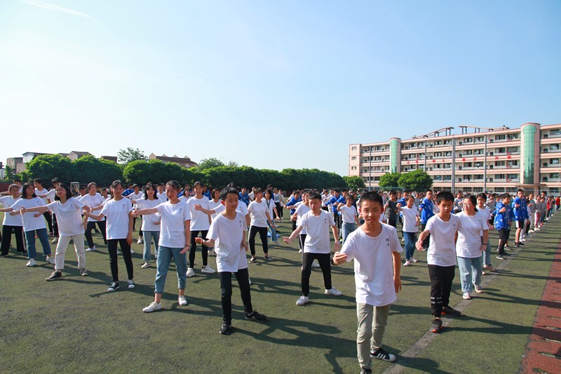 壯觀(guān)！三千多學(xué)生在江安中學(xué)運動(dòng)場(chǎng)比賽打太極
