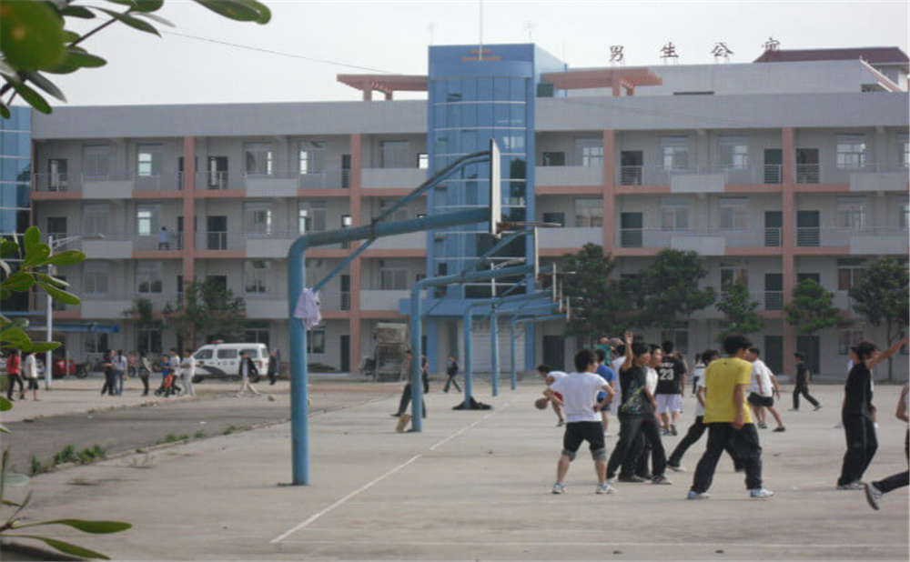 威遠龍會(huì )中學(xué)學(xué)校環(huán)境怎么樣？
