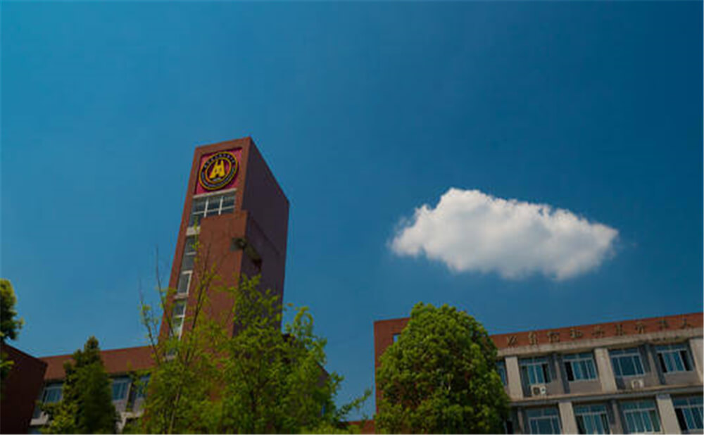 華潤高級中學(xué)每年的學(xué)費是多少錢(qián)？