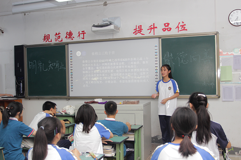 成都石室外國語(yǔ)學(xué)校一年的學(xué)費是多少？